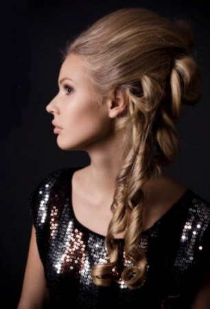 20. Čiastočne kučeravý účes